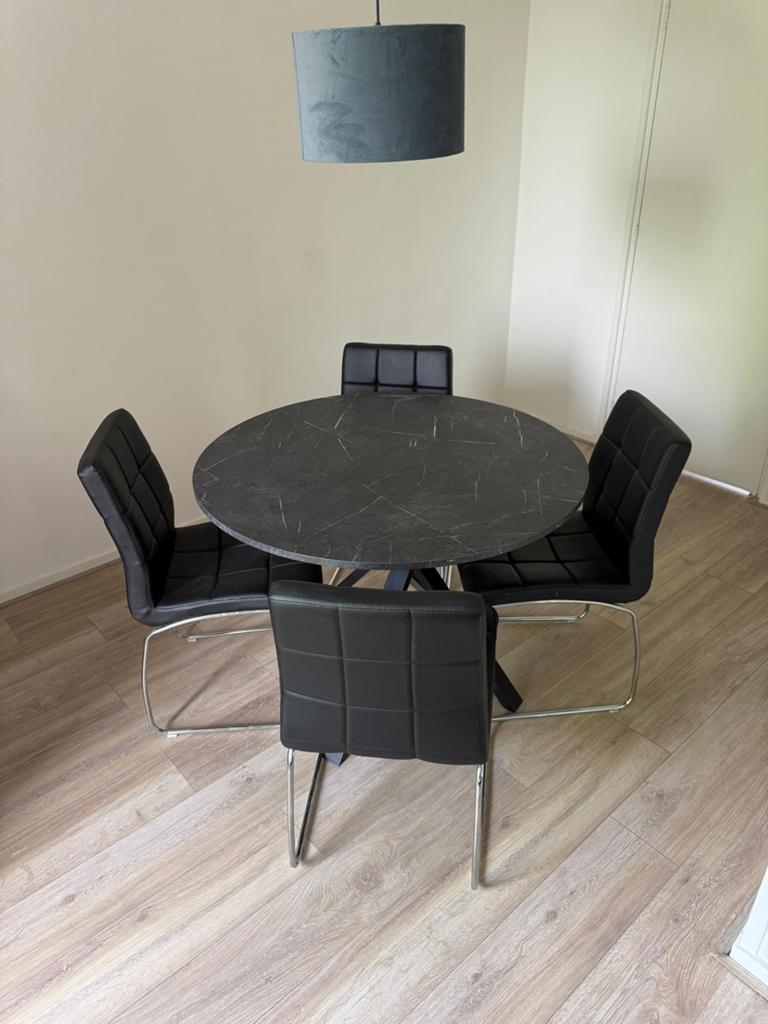 Complete eethoek: ronde tafel (Ø105cm) met 4 stoelen, Ophalen, Zo goed als nieuw, 4 tot 6 stoelen