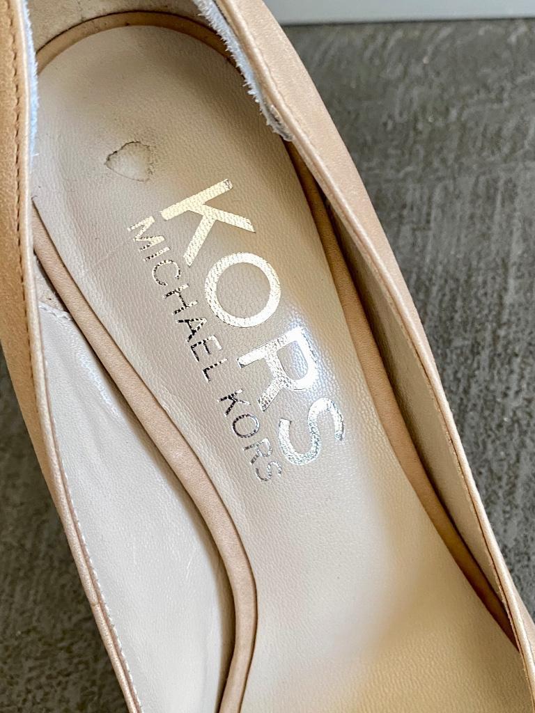 J307 Michael Kors maat 36 leren pumps schoenen hak beige, Michael Kors, Beige, Ophalen of Verzenden, Zo goed als nieuw