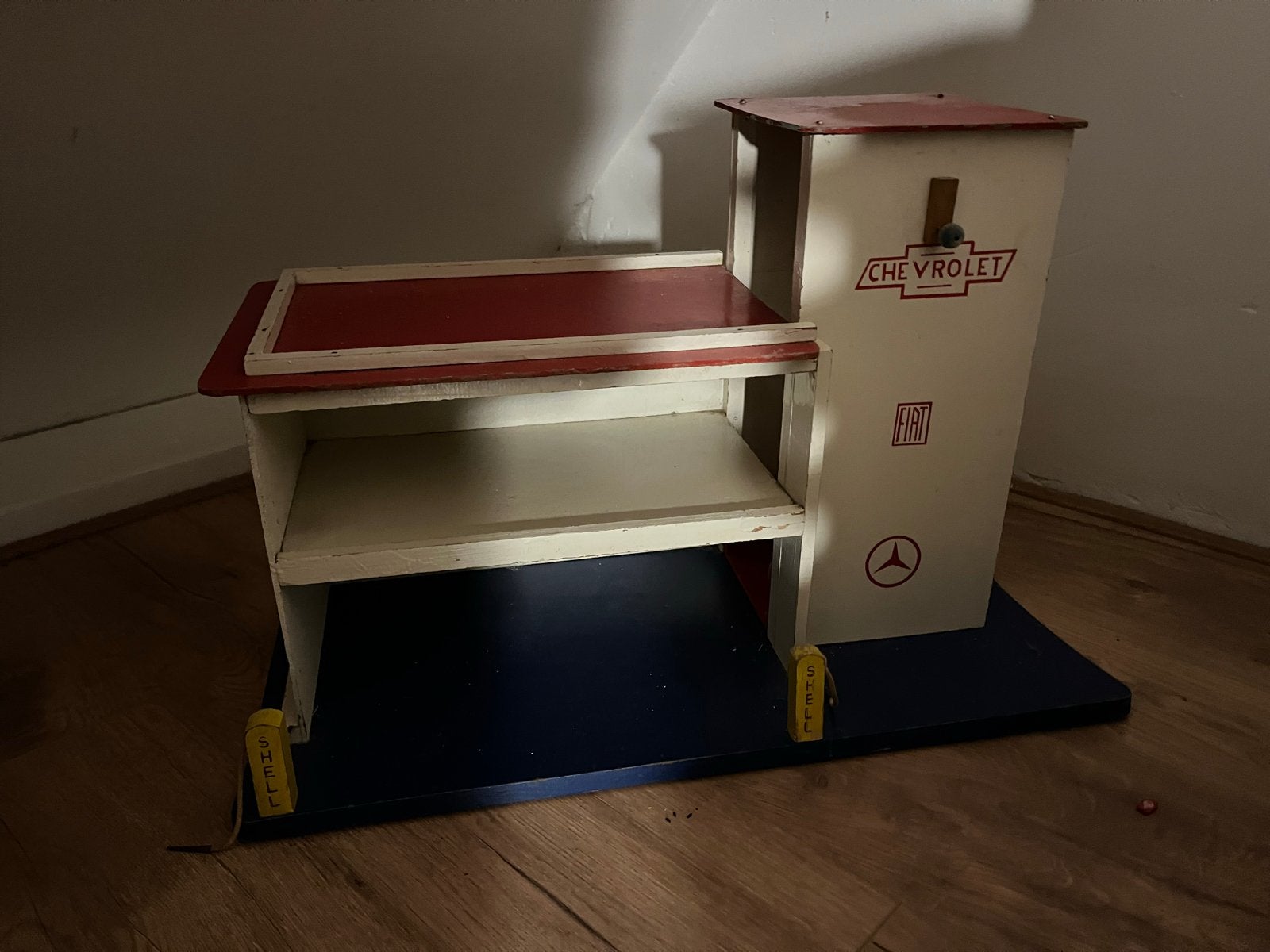 Vintage houten speelgoedgarage met Chevrolet en Fiat logo, Ophalen, Gebruikt, Jongen of Meisje