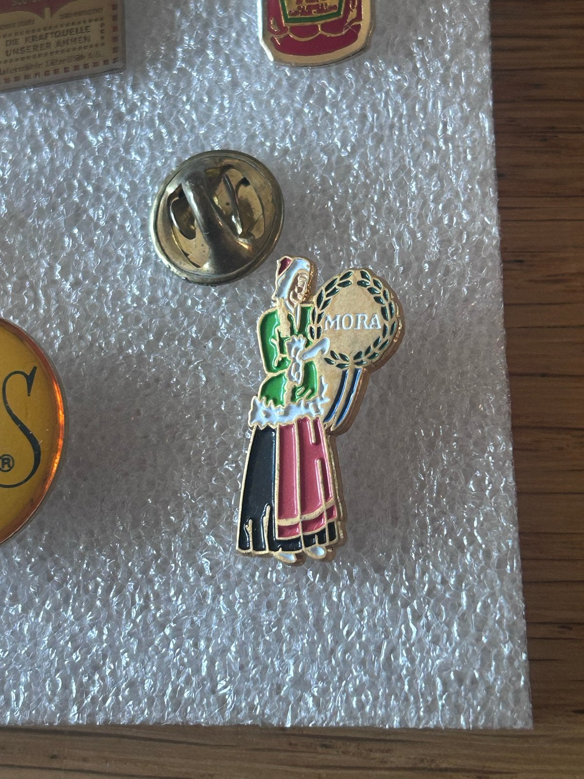 Vintage Mora pin - Traditionele Klederdracht, Verzamelen, Ophalen of Verzenden, Gebruikt, Overige onderwerpen, Speldje of Pin