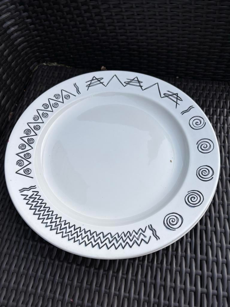 Set van 2 witte pizza borden met zwart grafisch patroon, Huis en Inrichting, Keuken | Servies, Zo goed als nieuw, Bord(en), Overige stijlen