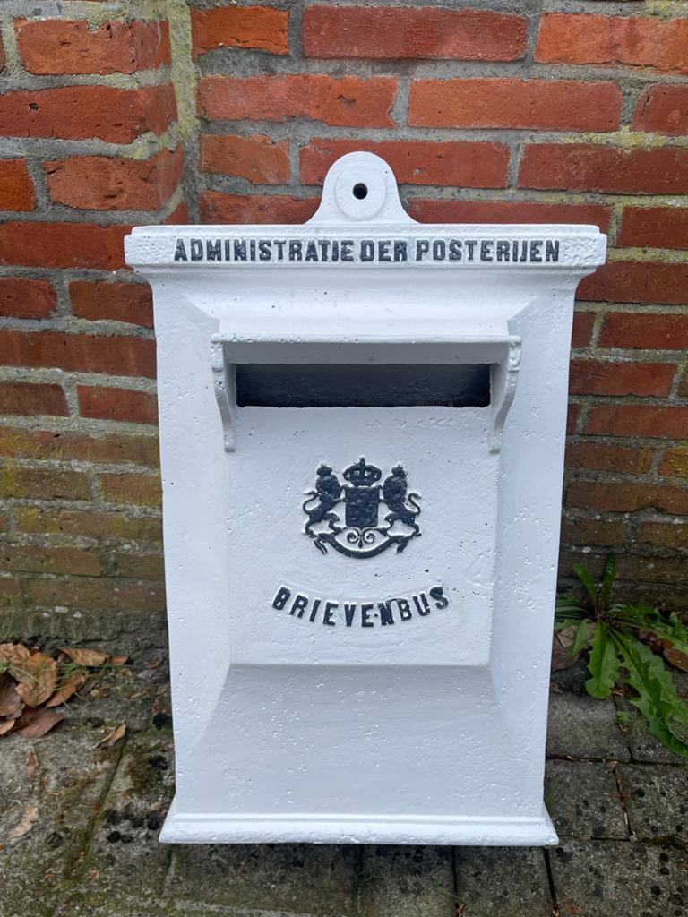 Antieke gietijzeren brievenbus 'Administratie der Posterijen, Ophalen, Gebruikt, Klassiek, Metaal