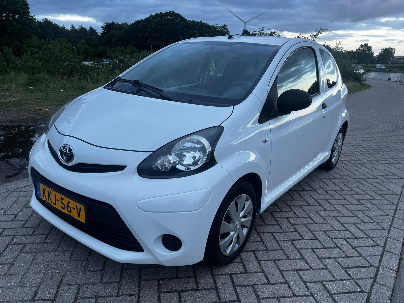 Toyota Aygo 1.0 12V Vvt-i 3DRS MMT 2013 Wit, Auto's, Toyota, Voorwielaandrijving, Stof, Zwart, 4 stoelen