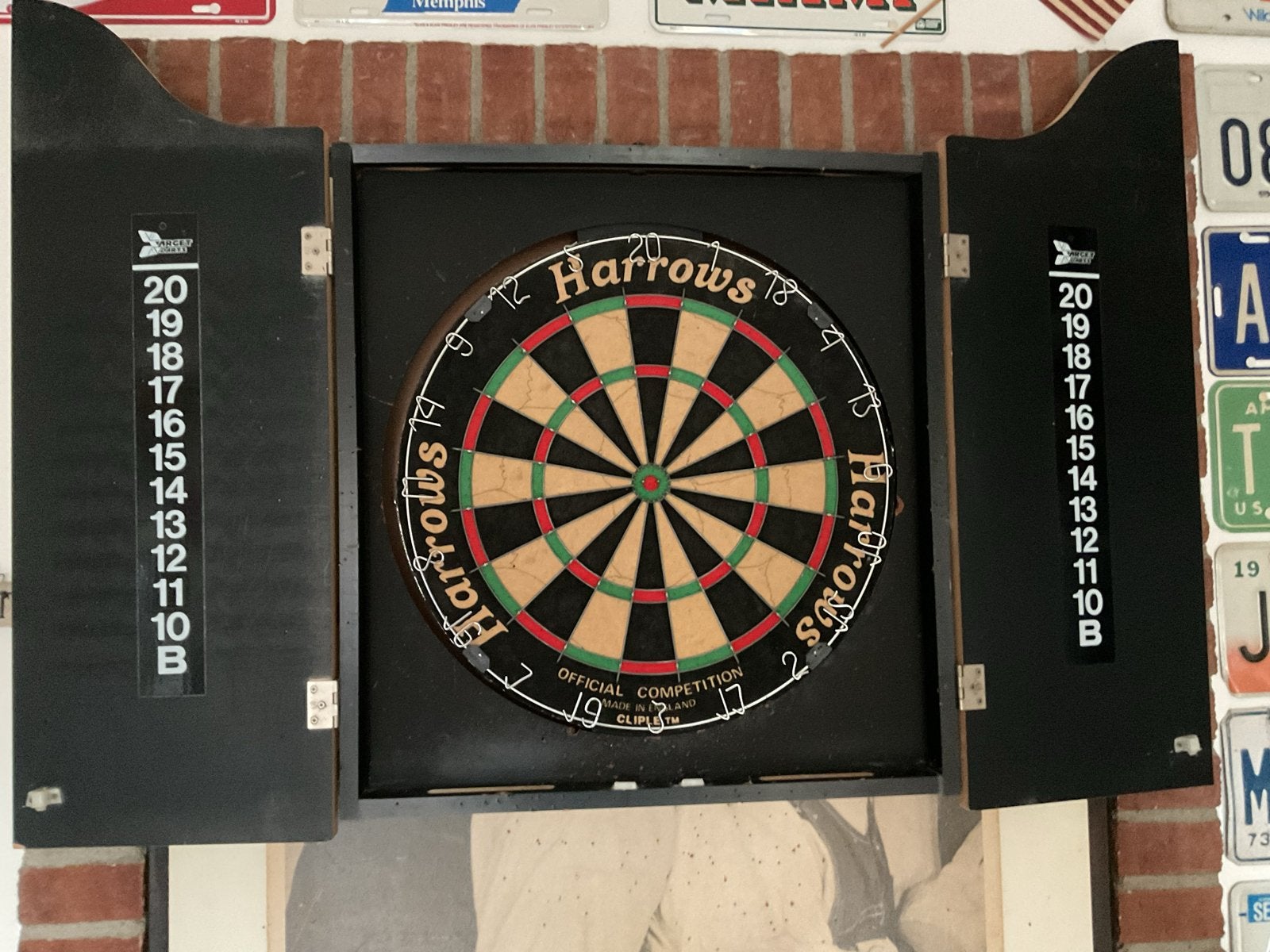 Harrows dartbord in kast met toebehoren, Sport en Fitness, Ophalen of Verzenden, Gebruikt, Dartbord met pijlen