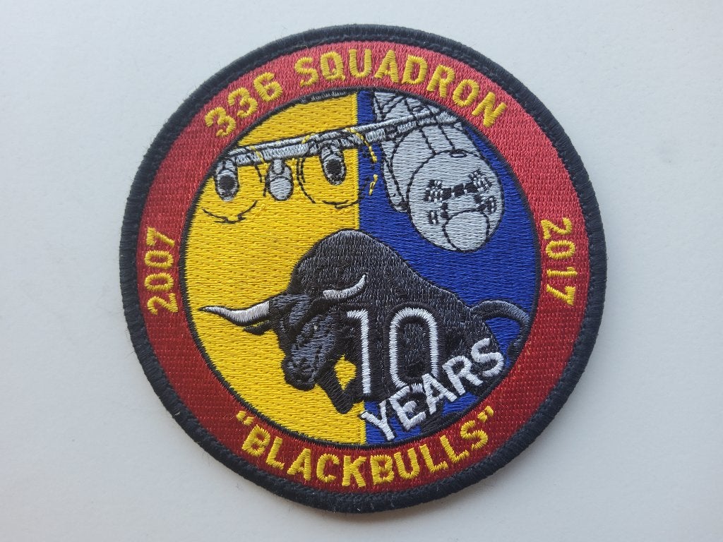 KLu RNLAF 336 SQN 10 YEARS C-130 BLACKBULLS PATCH, Verzenden, Zo goed als nieuw, Patch, Badge of Embleem