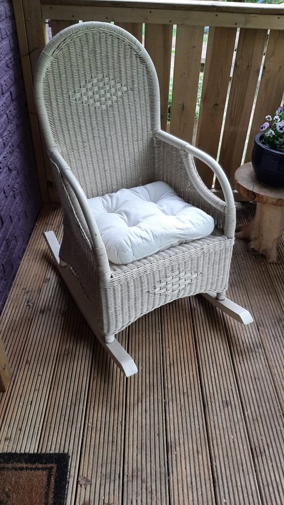 Mooie stevige witte schommelstoel, Ophalen of Verzenden, Nieuw, Wicker