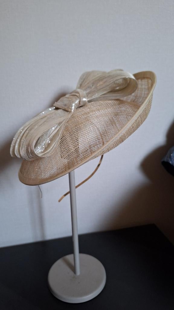 Fascinerende beige fascinator met strik, Kleding | Dames, Hoeden en Petten, Hoed, Nieuw, Onbekend, One size fits all