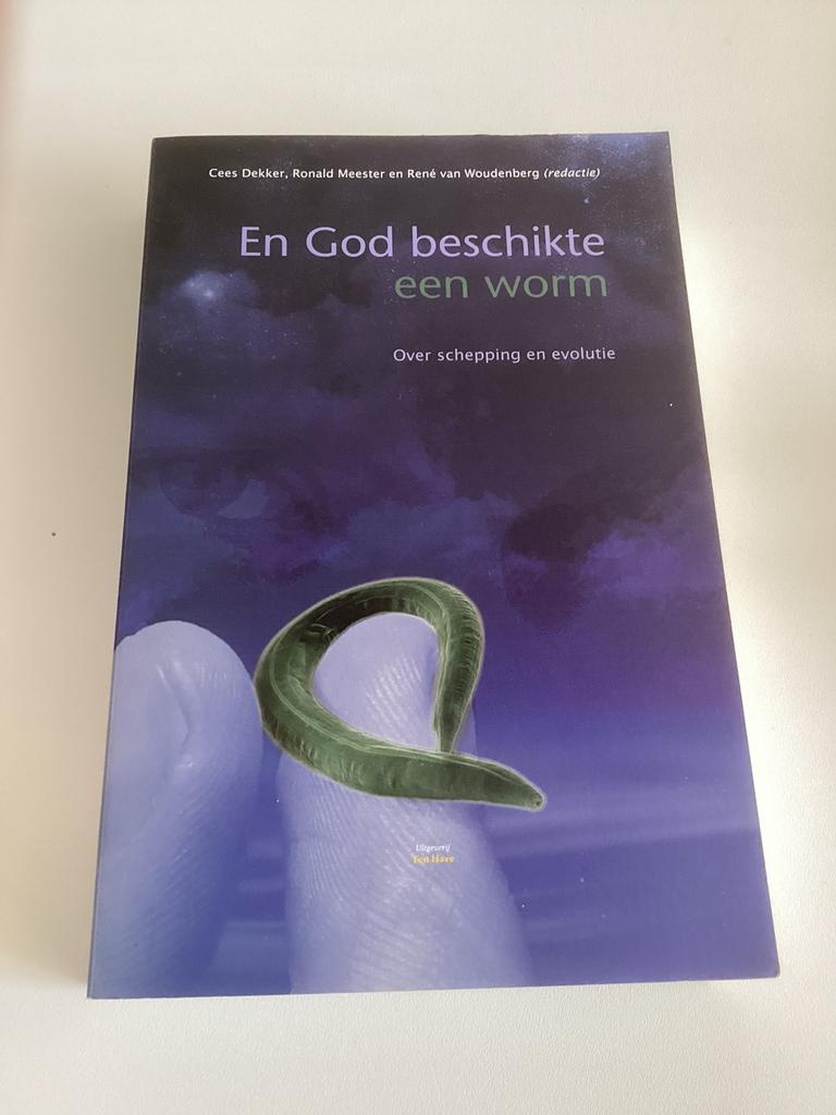En God beschikte een worm: Over schepping en evolutie, Ophalen of Verzenden, Zo goed als nieuw