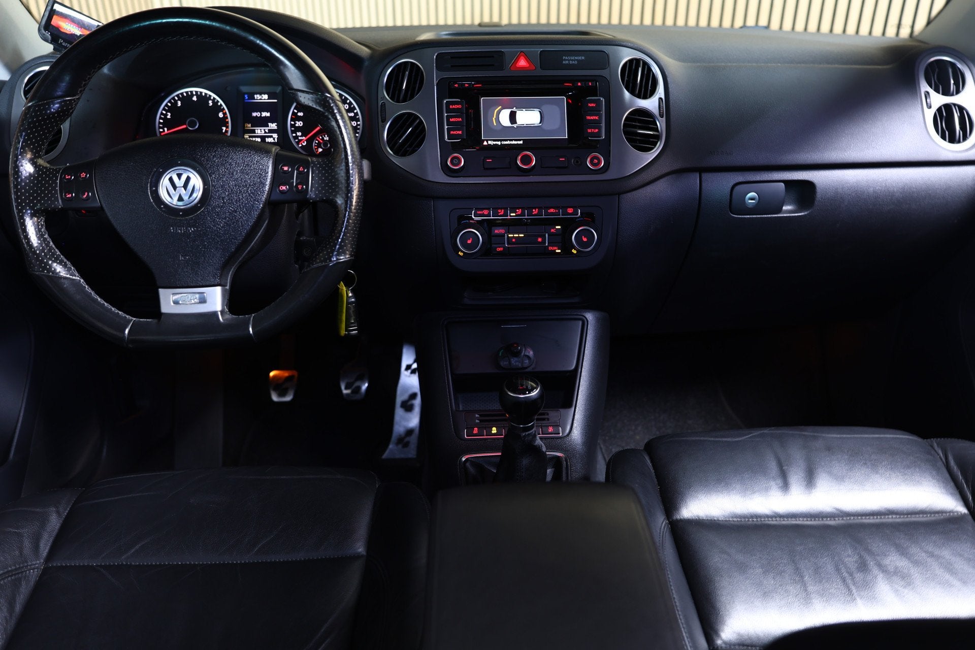 Volkswagen Tiguan 1.4 TSI SPORT STYLE PANORAMADAK NAVI CRUIS, Auto's, Voorwielaandrijving, Euro 5, 15 km/l, Zwart