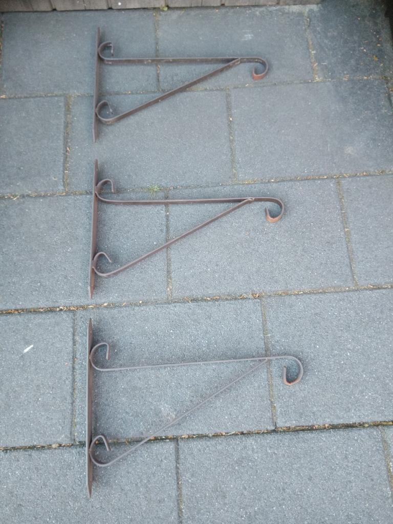Set van 3 smeedijzeren plantenhangers/muurbeugels, Ophalen of Verzenden, Gebruikt