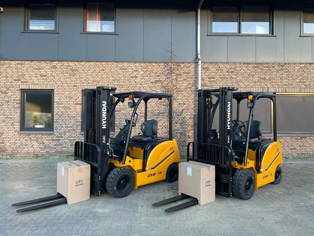 Hyundai 25B-7A 2.5 ton Triplex Freelift Sideshift Elektra He, Heftruck, Ophalen of Verzenden, Hyundai, Elektrisch