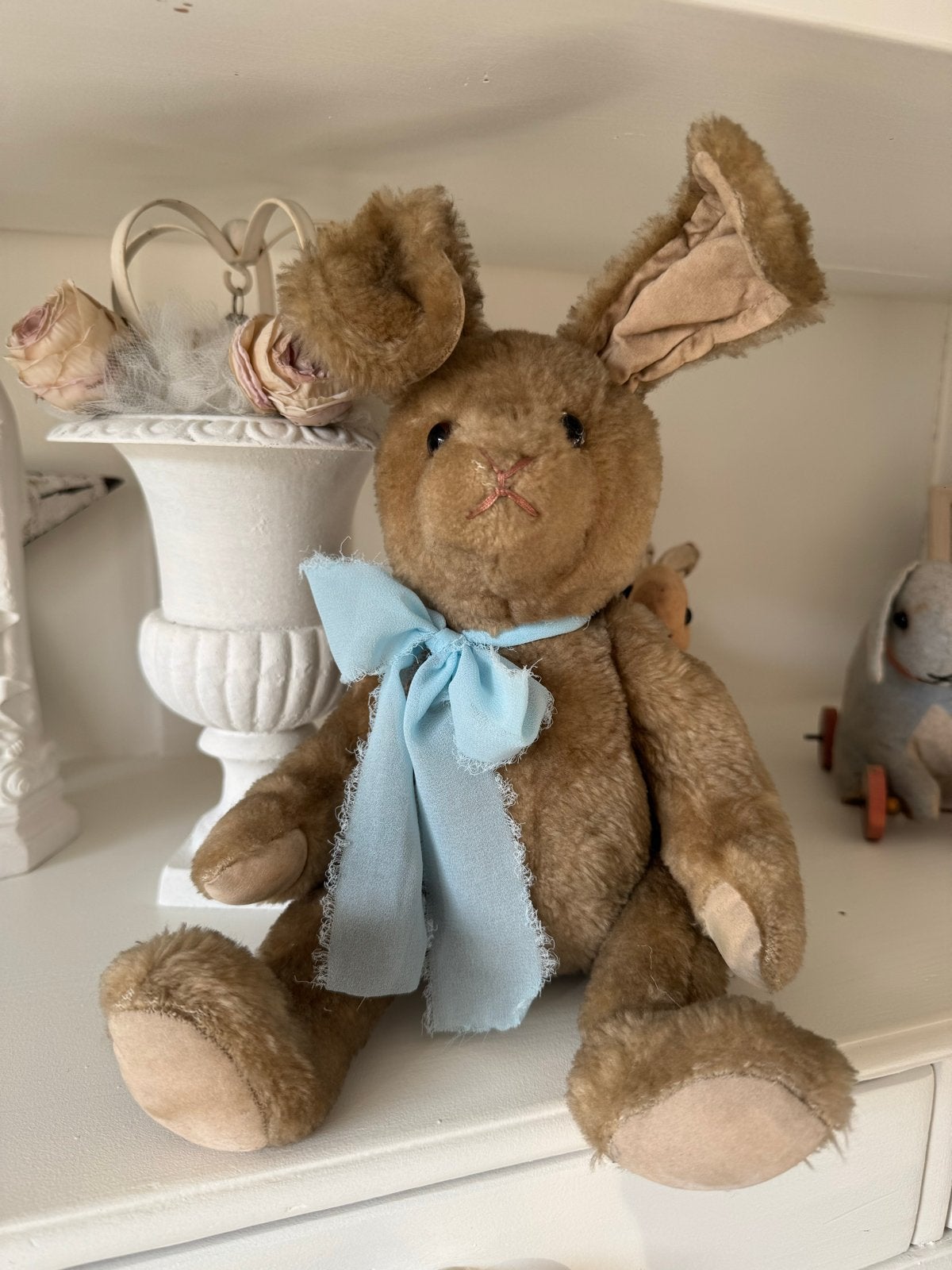 Vintage Bruin Konijn Knuffel met Blauwe Strik, Gebruikt, Konijn, Ophalen of Verzenden, Middelgroot (20 tot 80 cm)