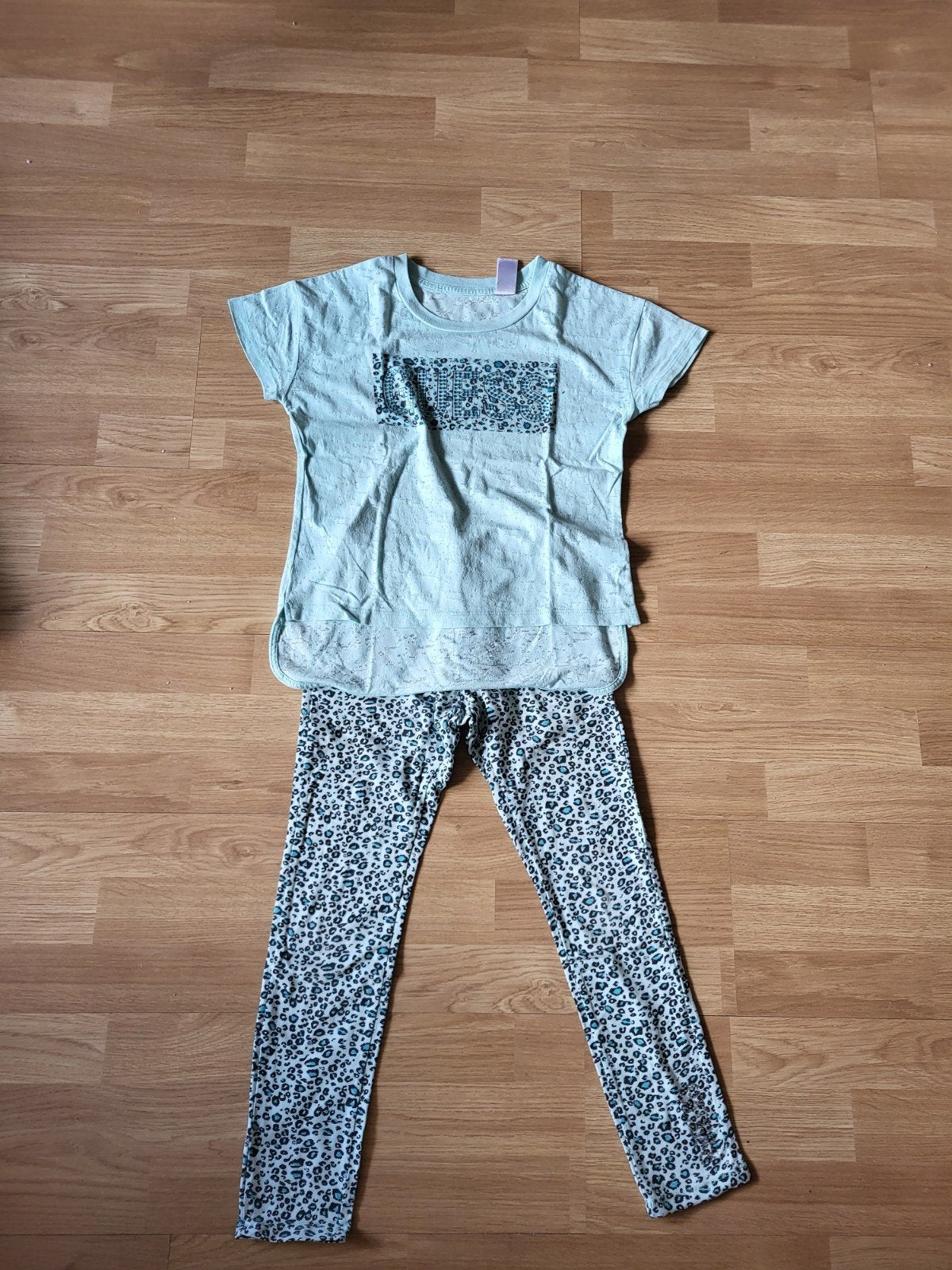 Guess panterprint setje (t-shirt + legging) maat 140/146, Gebruikt, Meisje, Ophalen of Verzenden, Guess