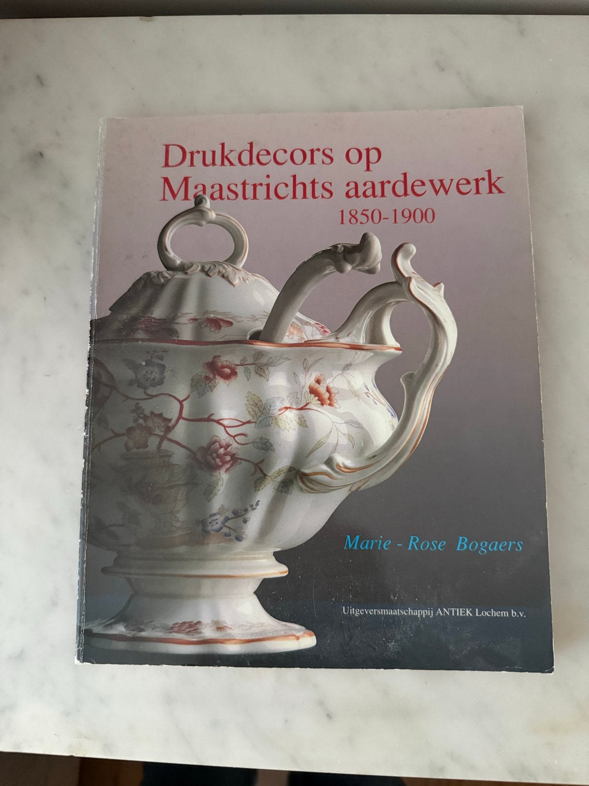 Drukdecors op Maastrichts aardewerk 1850-1900, Ophalen of Verzenden, Zo goed als nieuw, Overige onderwerpen