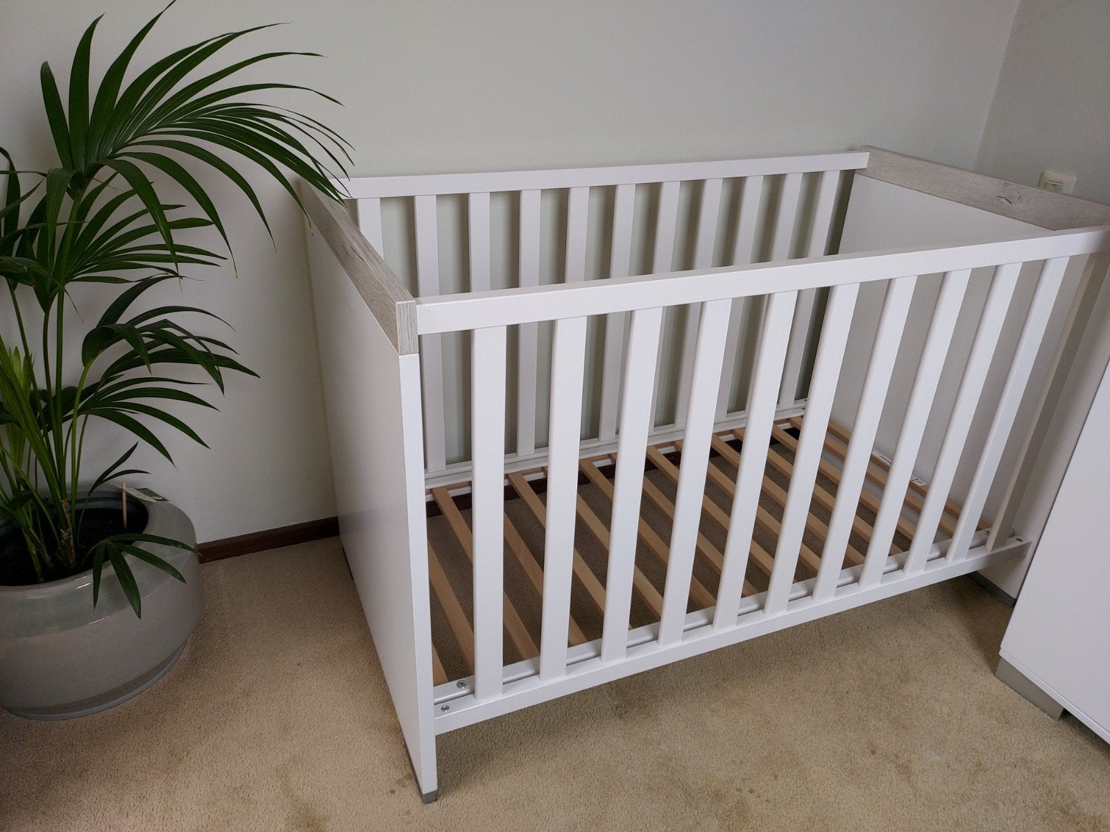 Nette ledikant met Matras (ook commode beschikbaar), Lattenbodem, Gebruikt, Ophalen of Verzenden, Minder dan 140 cm
