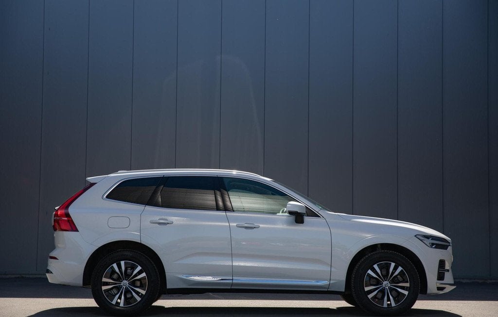 Volvo XC60 2.0 T6 Plug-in hybrid AWD Core Bright Panorama Go, Automaat, Stof, Gebruikt, 2063 kg