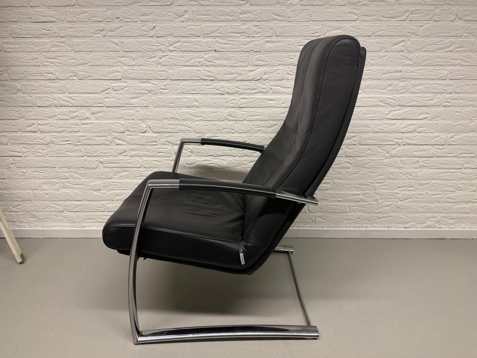 Topform Design Fauteuil - Zwart Leder & RVS Frame, Huis en Inrichting, Fauteuils, Gebruikt, Ophalen of Verzenden, 50 tot 75 cm