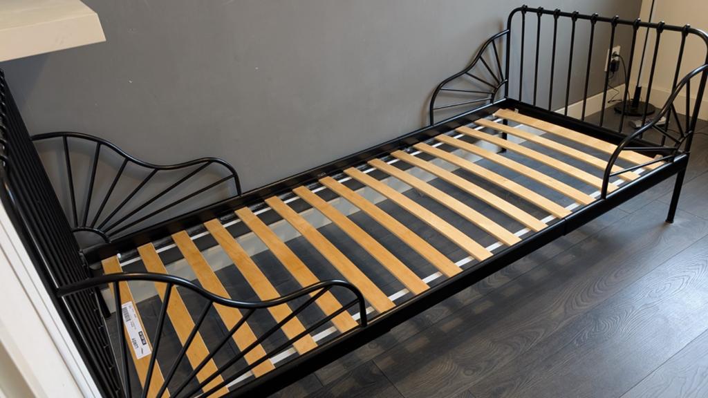 IKEA MEEGROEI BED, zwart metaal, 80x200 cm, Huis en Inrichting, Slaapkamer | Bedden, Eenpersoons, Zwart, Ophalen of Verzenden