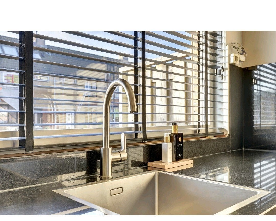 Moderne hoekkeuken met apparatuur van 2021, Huis en Inrichting, Keuken | Complete keukens, Ophalen, Hoekkeuken, Graniet of Steen