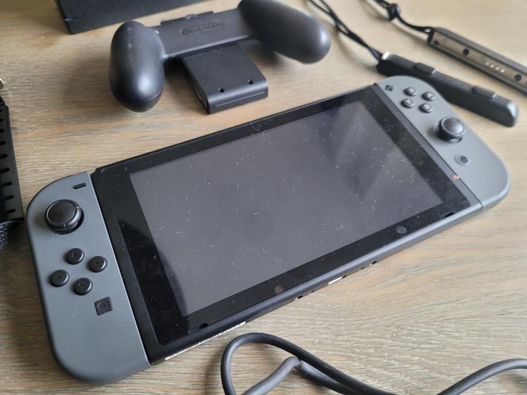 Nintendo Switch (compleet met dock + hoes), Spelcomputers en Games, Spelcomputers | Nintendo Switch, Ophalen, Gebruikt, Met 2 controllers