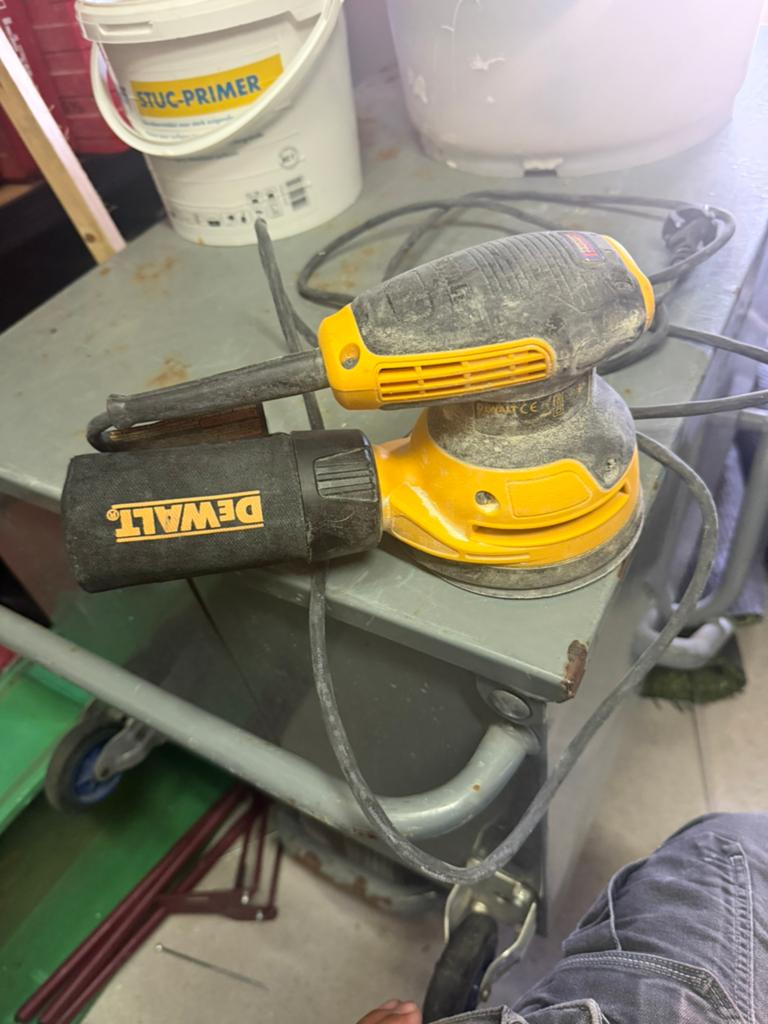 Dewalt schuurmachine op snoer, Ophalen of Verzenden, Zo goed als nieuw, Minder dan 600 watt, Vlakschuurmachine