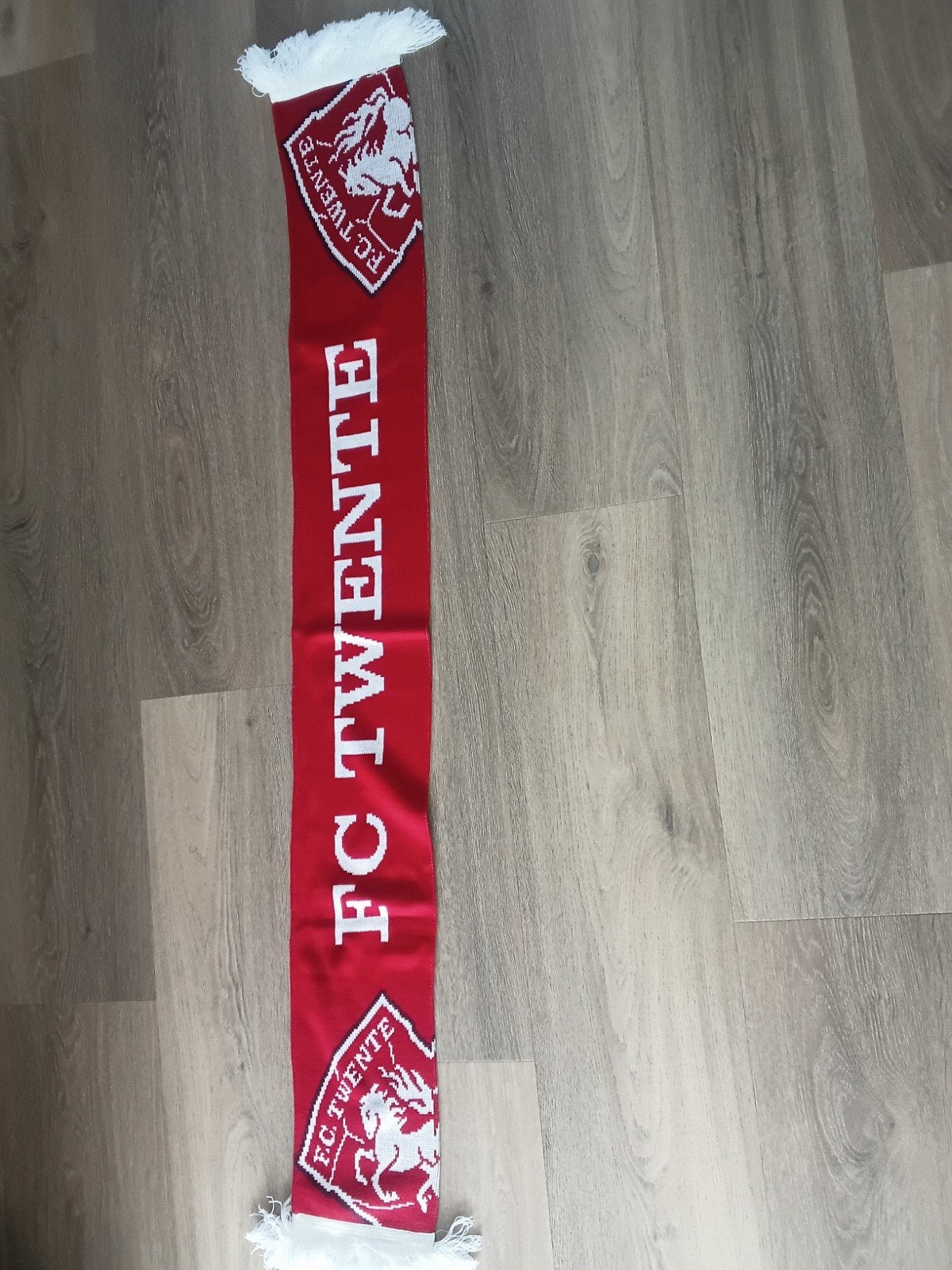 FC Twente Sjaal - Rood met Wit Logo en Tekst, Verzamelen, Ophalen of Verzenden, Gebruikt, F.C. Twente, Vaantje of Sjaal