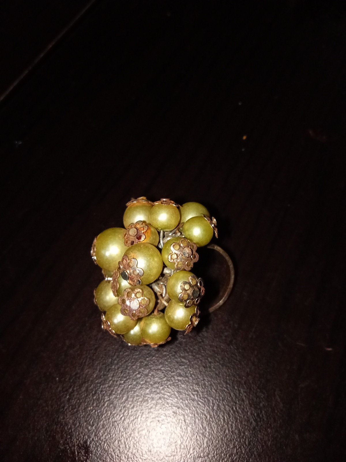 Opvallende ring met groene parels en koperkleurige details, Ophalen of Verzenden