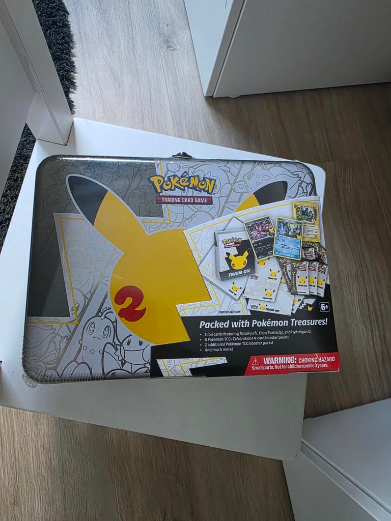 Pokémon Celebrations Chest / Collector Chest – €170, Ophalen of Verzenden, Nieuw, Foil