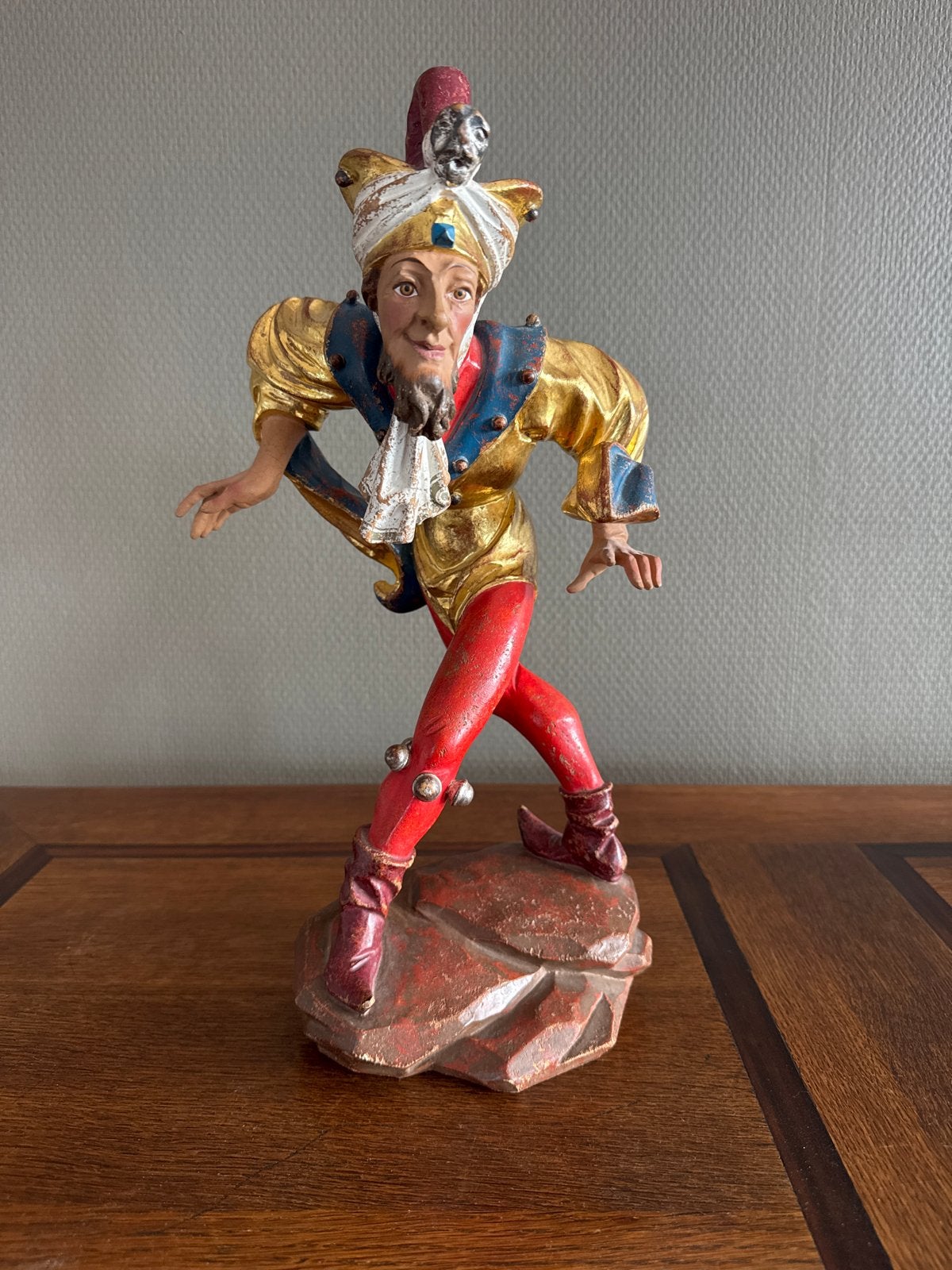 Houtsnijwerk van Augusto Plussner - Italiaanse Harlekijn, Houtsnijwerk, Ophalen of Verzenden, 20 - 50 cm, Hout