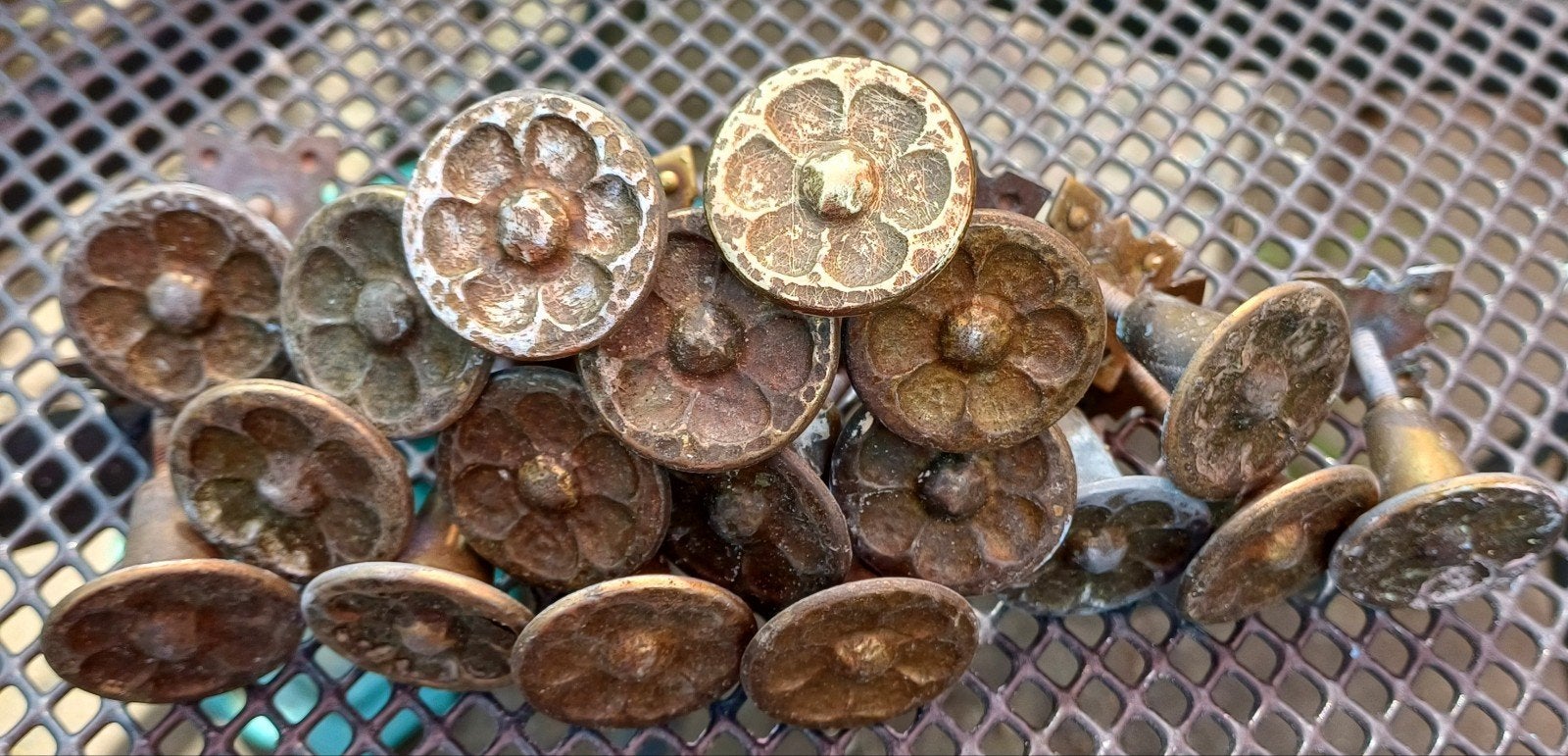 18 stuks laden knoppen  bloemmotief, Antiek en Kunst, Antiek | Koper en Brons, Ophalen