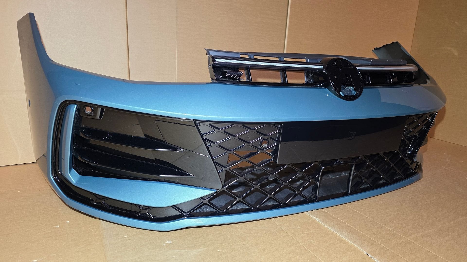 Voorbumper VW Passat B9 R-LINE 6xPDC LED 3J0807221B BUMPER, Gebruikt, -, Ophalen of Verzenden, Bumper
