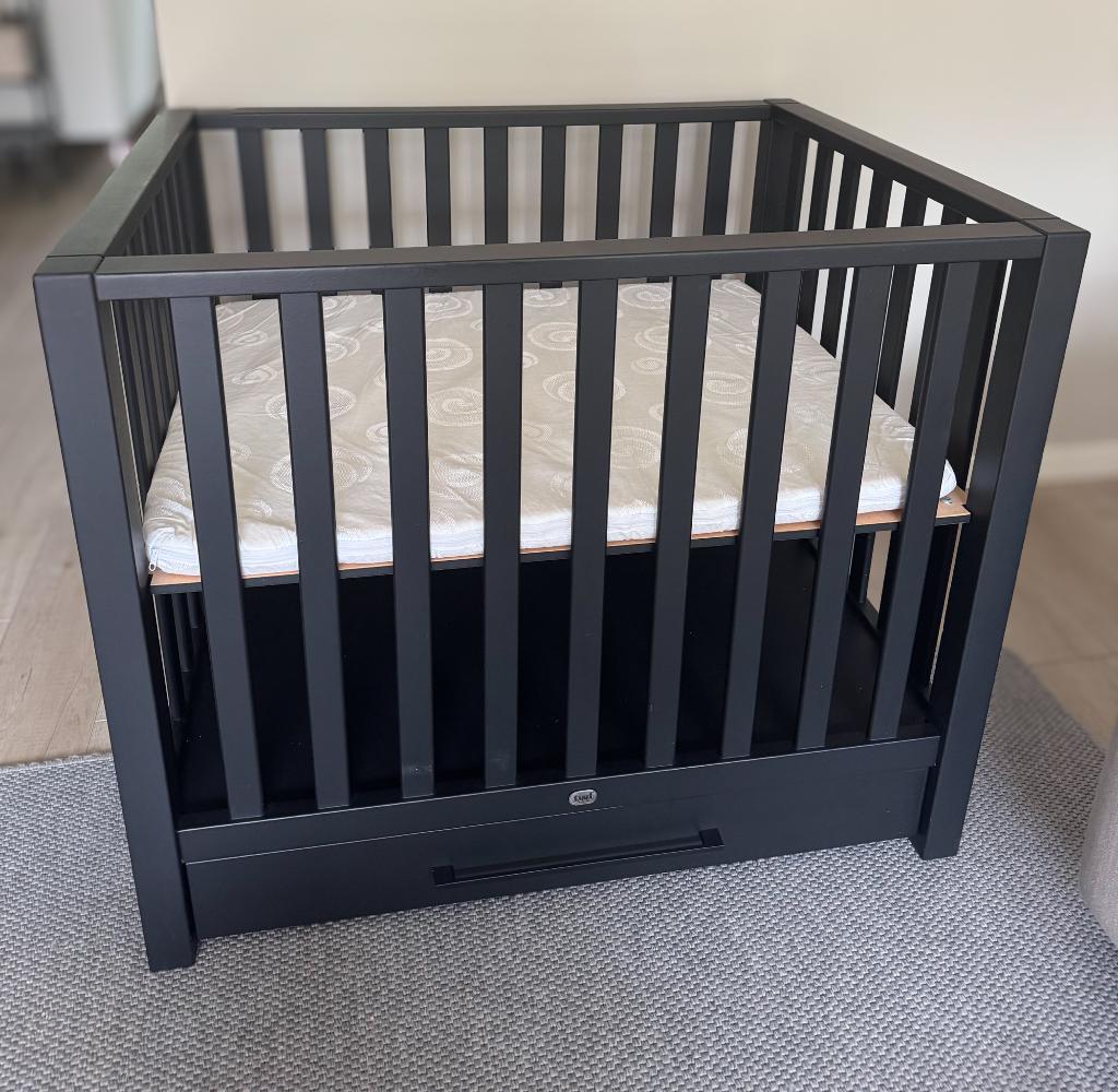 TWF Luna box met lade – zwart | incl. matras + accessoires, Kinderen en Baby's, Boxen, Ophalen, Zo goed als nieuw, Rechthoekig