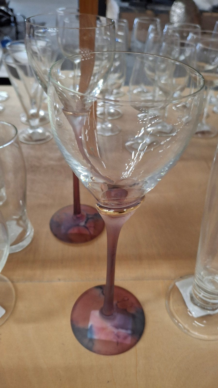 Elegante wijnglazen met paarse voet - Set van 2, Antiek en Kunst, Ophalen of Verzenden