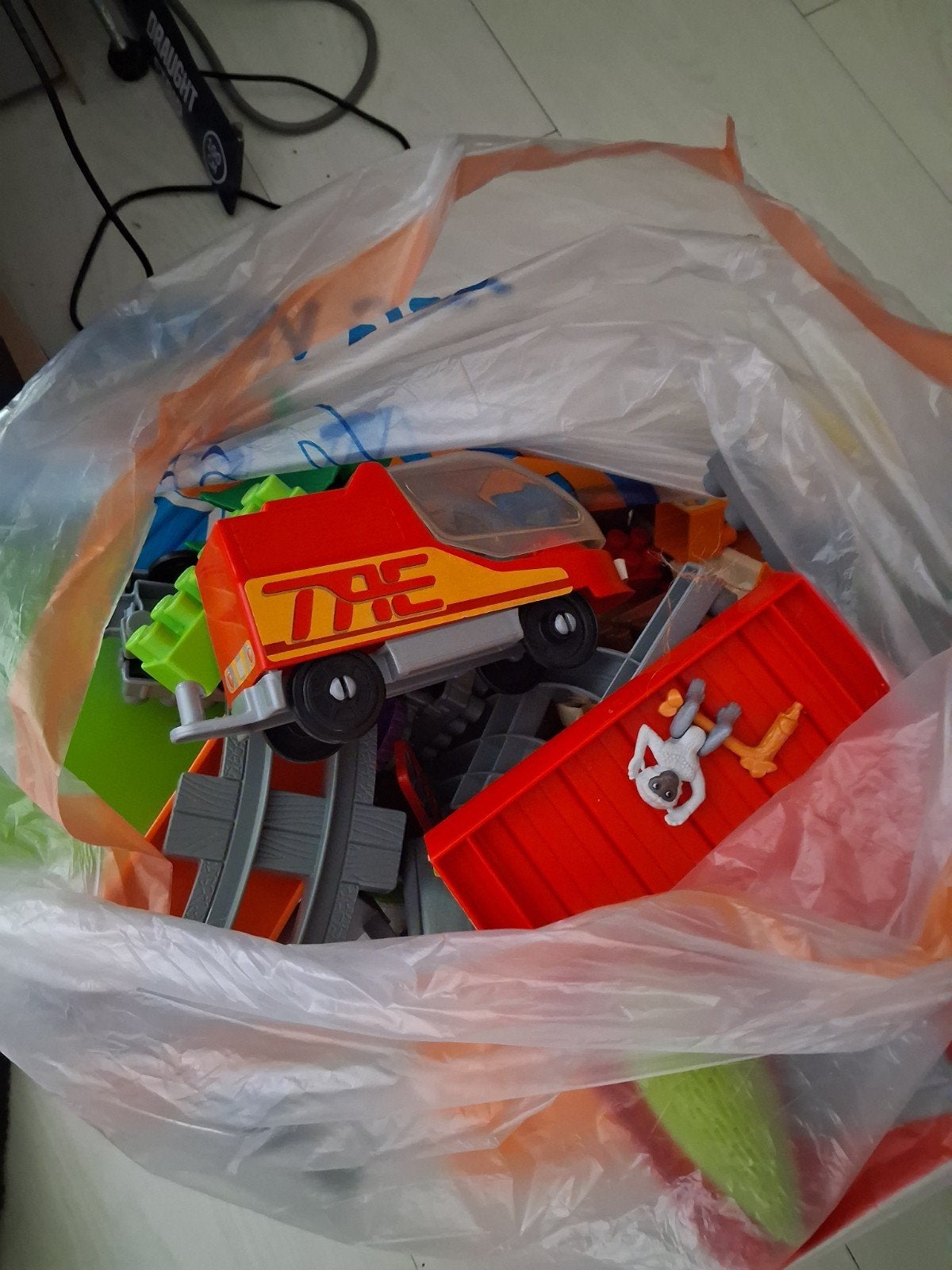 Plastic trein met rails en huisje, Ophalen of Verzenden