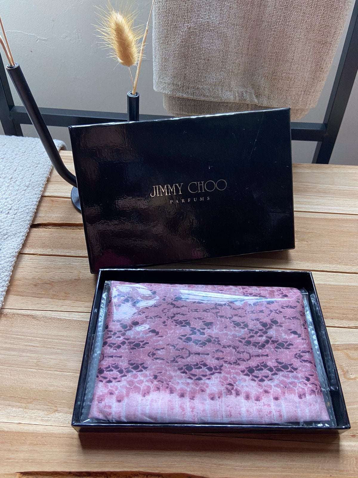 Jimmy Choo zijde sjaaltje in luxe giftbox, nieuw, Ophalen of Verzenden, Nieuw