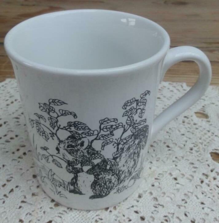 Vintage mok met 2 schattige eekhoorntjes en eikeltjes, Verzamelen, Dierenverzamelingen, Ophalen of Verzenden, Zo goed als nieuw
