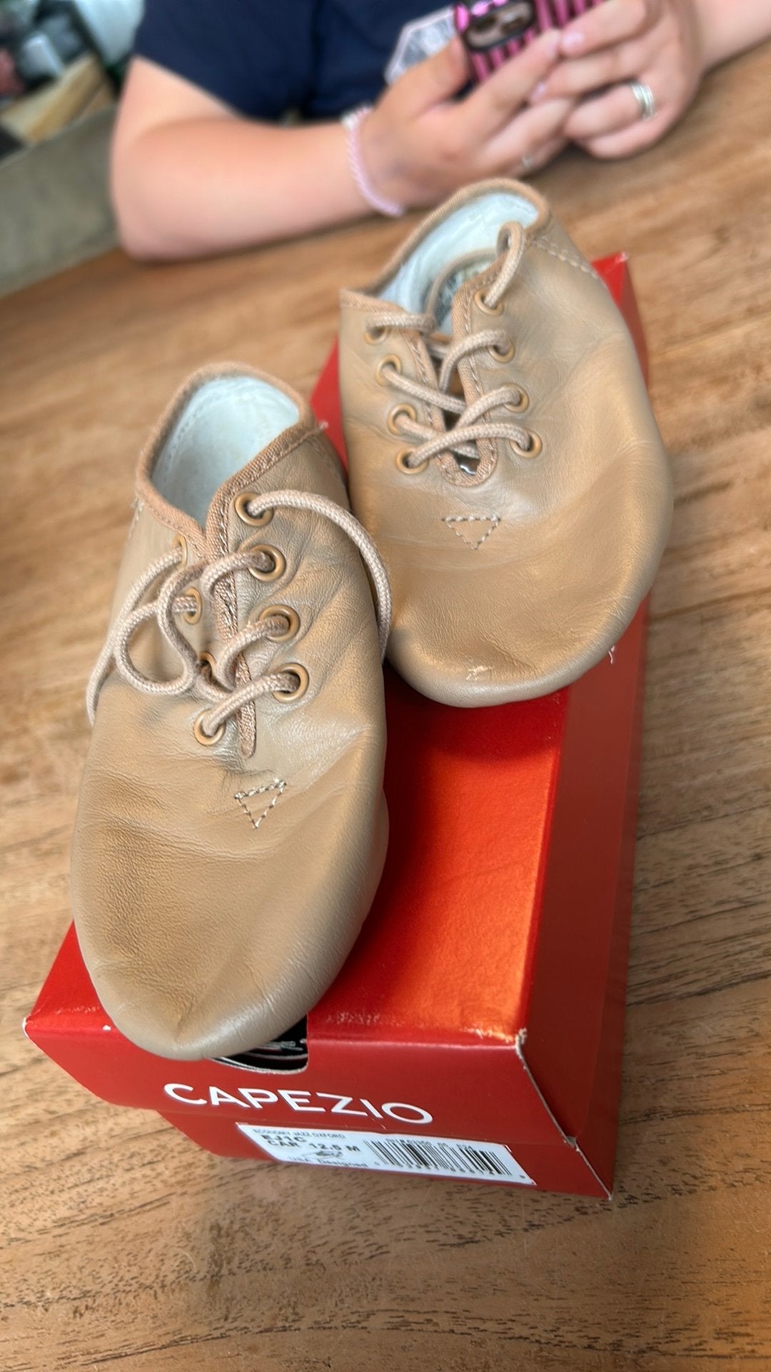 Capezio Dansschoentjes of twirlschoenen, Ophalen of Verzenden, Zo goed als nieuw, Sneakers of Gympen