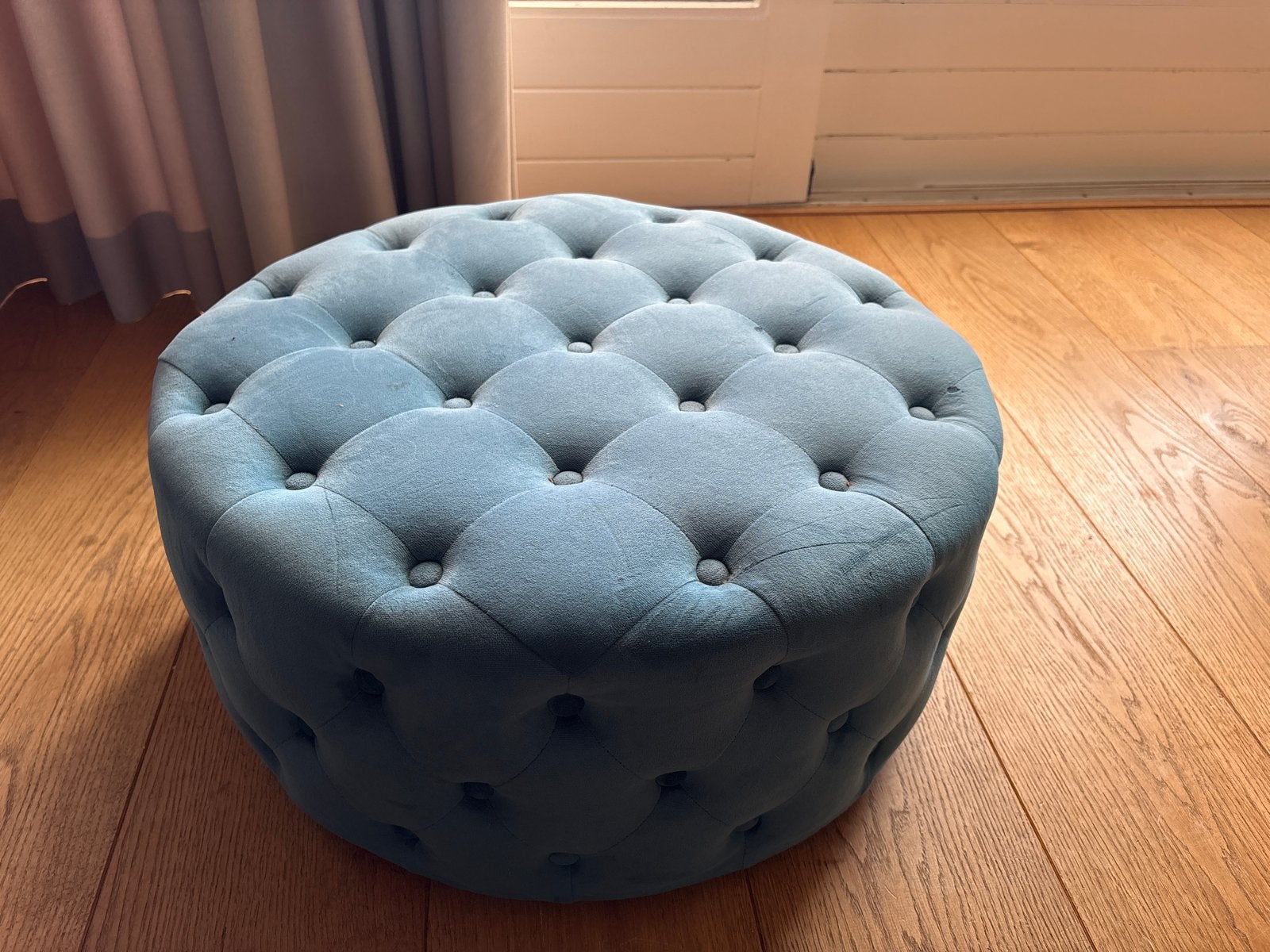 Stijlvolle ronde poef in blauw velours met knopen, Gebruikt, Rond, Ophalen of Verzenden, Stof