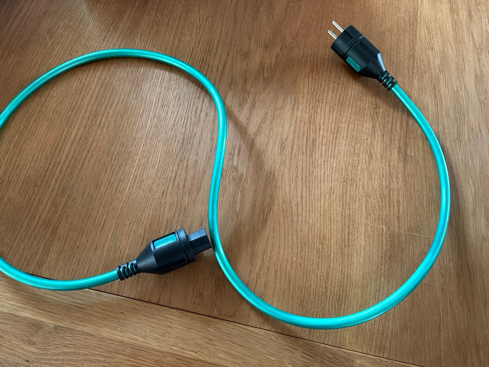Isotek inition 1,5 meter 1 jaar oud met doosjes, Ophalen of Verzenden, Zo goed als nieuw, Minder dan 2 meter, Overige kabels
