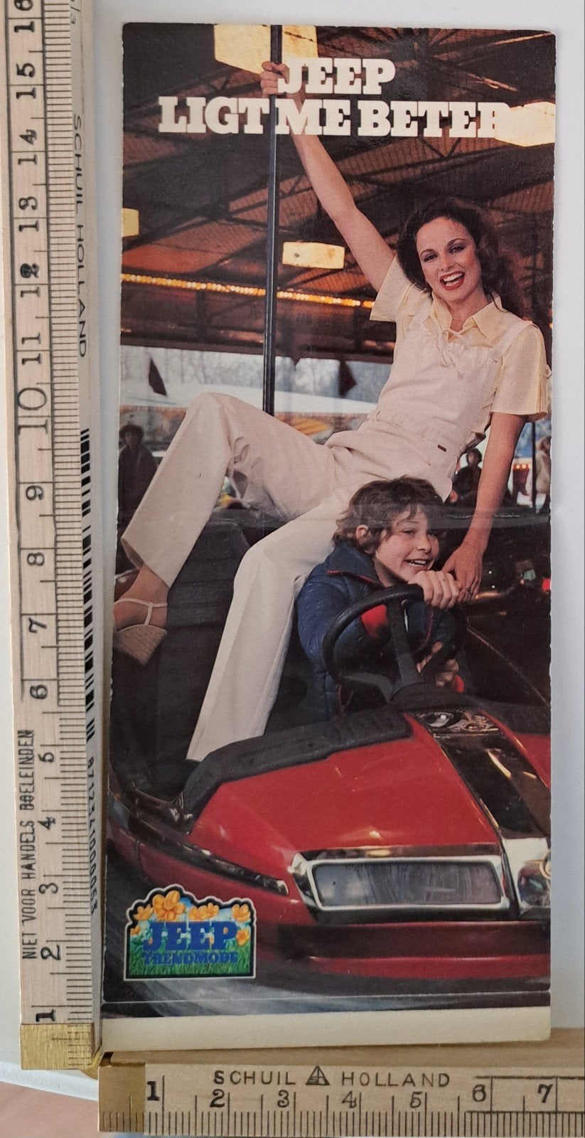 Vintage sticker Jeep ligt me beter botsauto kermis., Verzamelen, Stickers, Ophalen of Verzenden, Zo goed als nieuw, Merk