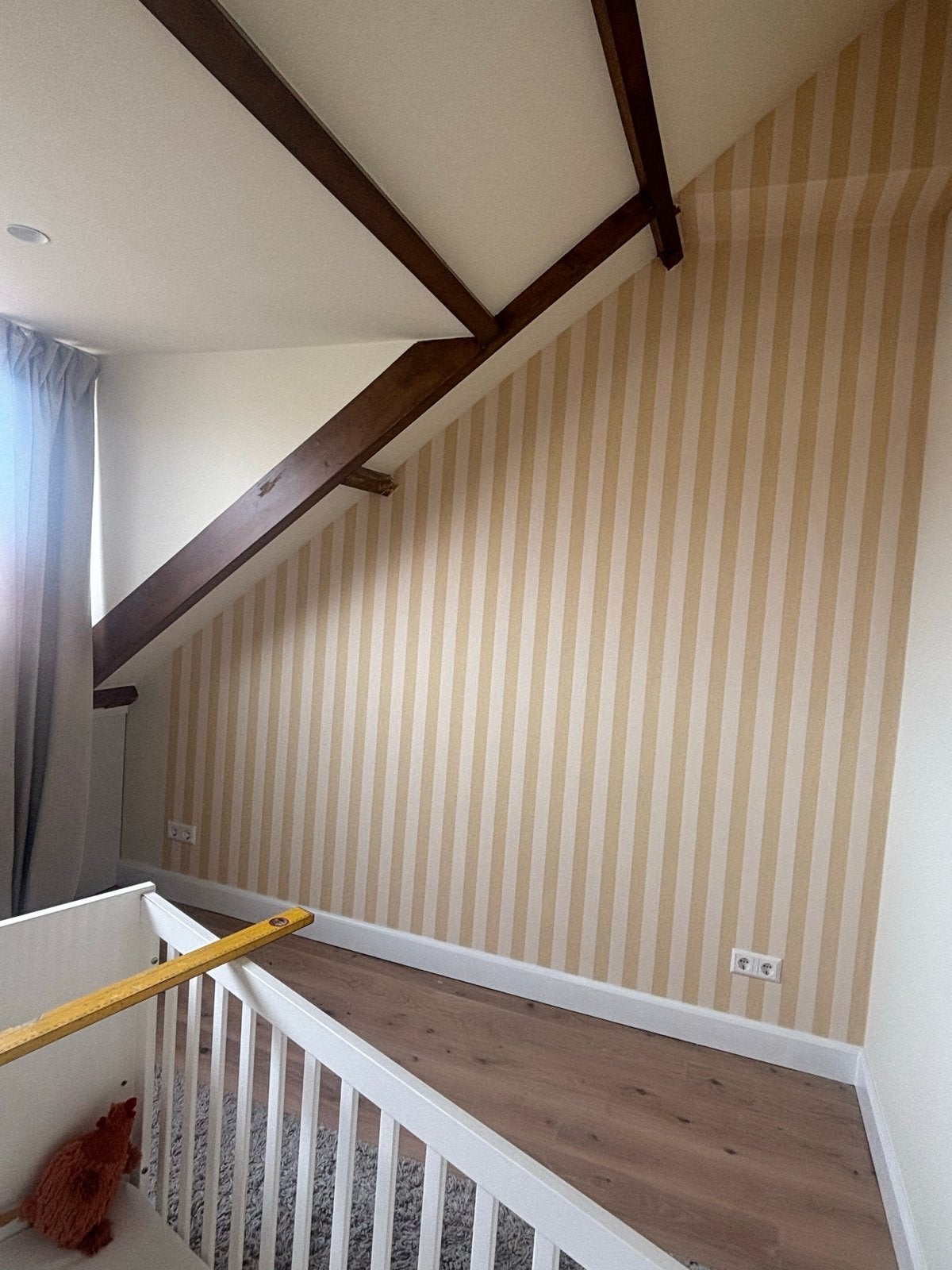 Gezocht: Hooked on Walls - Gele Strepen Behang, Huis en Inrichting, Stoffering | Behang, Ophalen, Geel, Vliesbehang, Overige merken