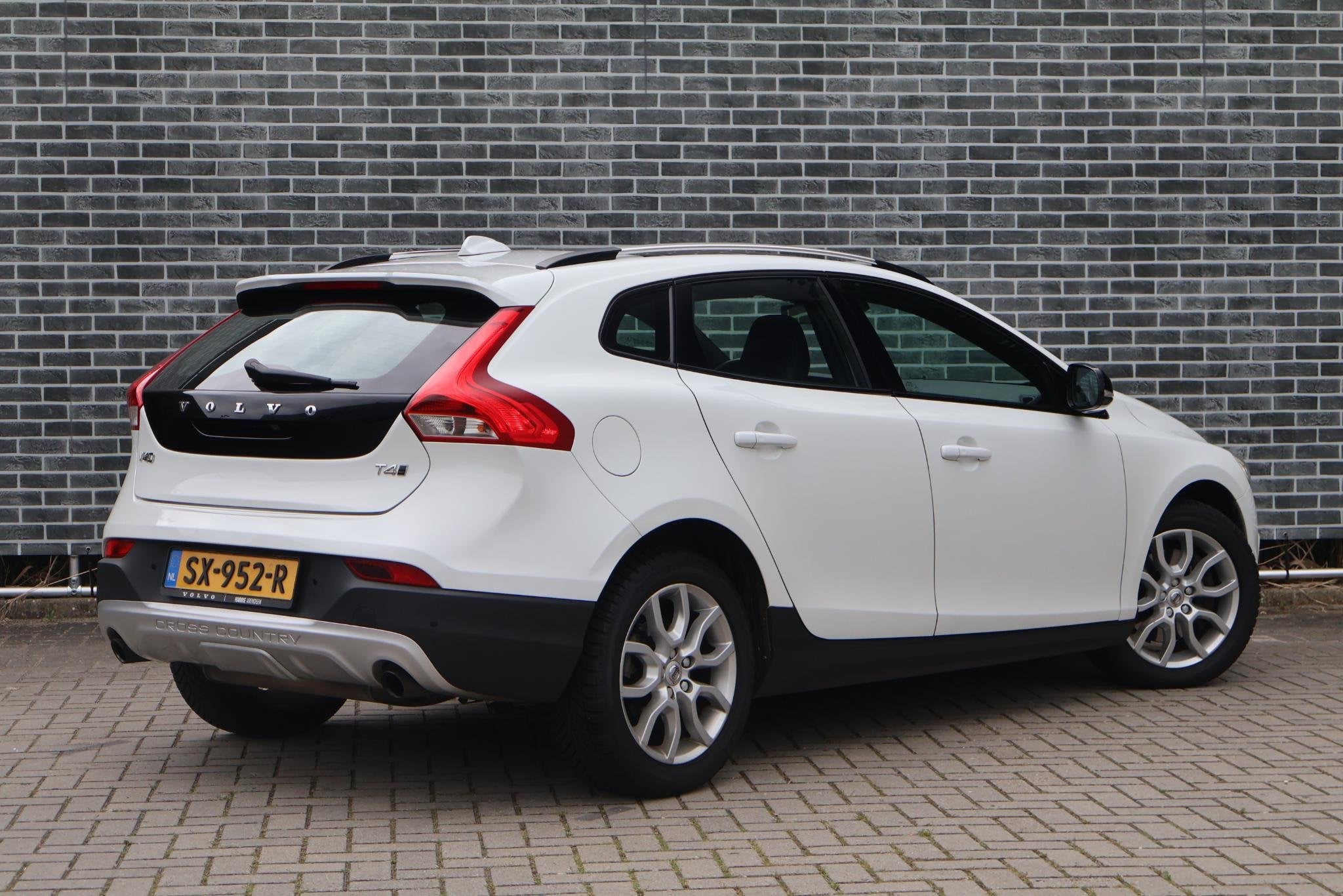 Volvo V40 Cross Country 2.0 T4 AWD Summum | Trekhaak | Navig, Auto's, Volvo, 12 maanden, Gebruikt, Wit, Leder
