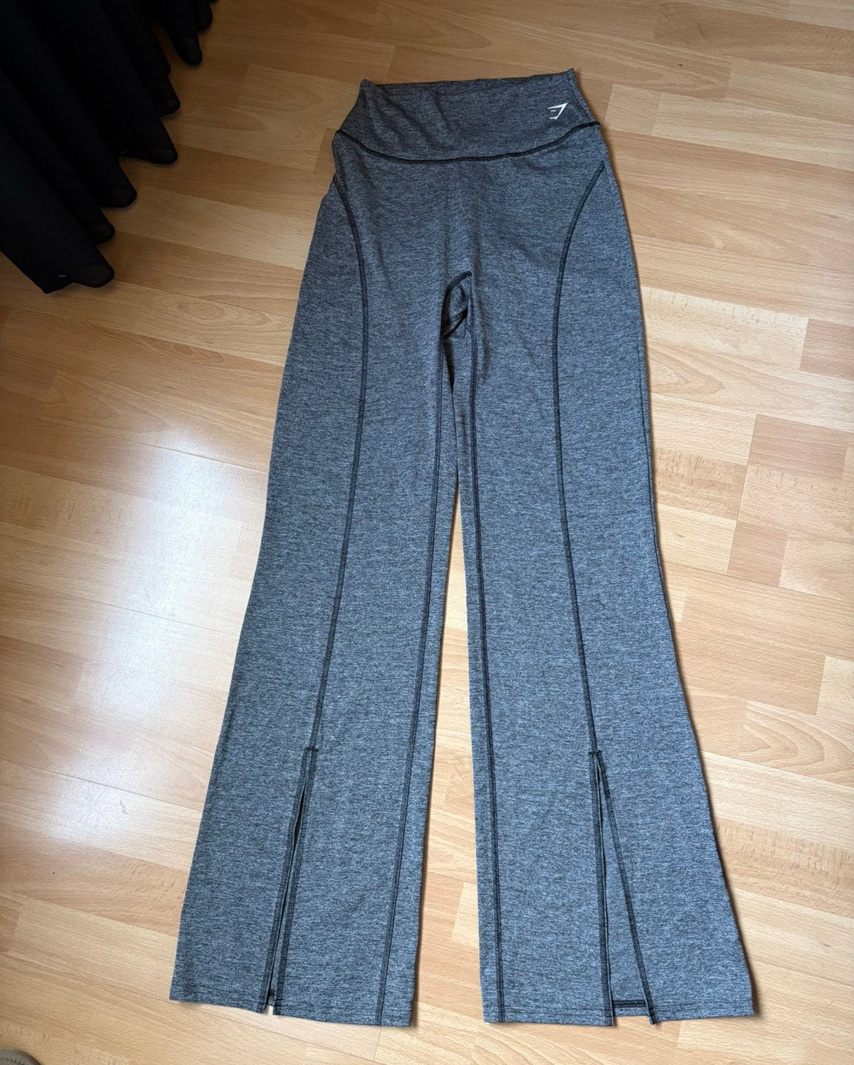 Gymshark grijze flared sportlegging mt M ZGAN, Ophalen of Verzenden, Zo goed als nieuw, Grijs