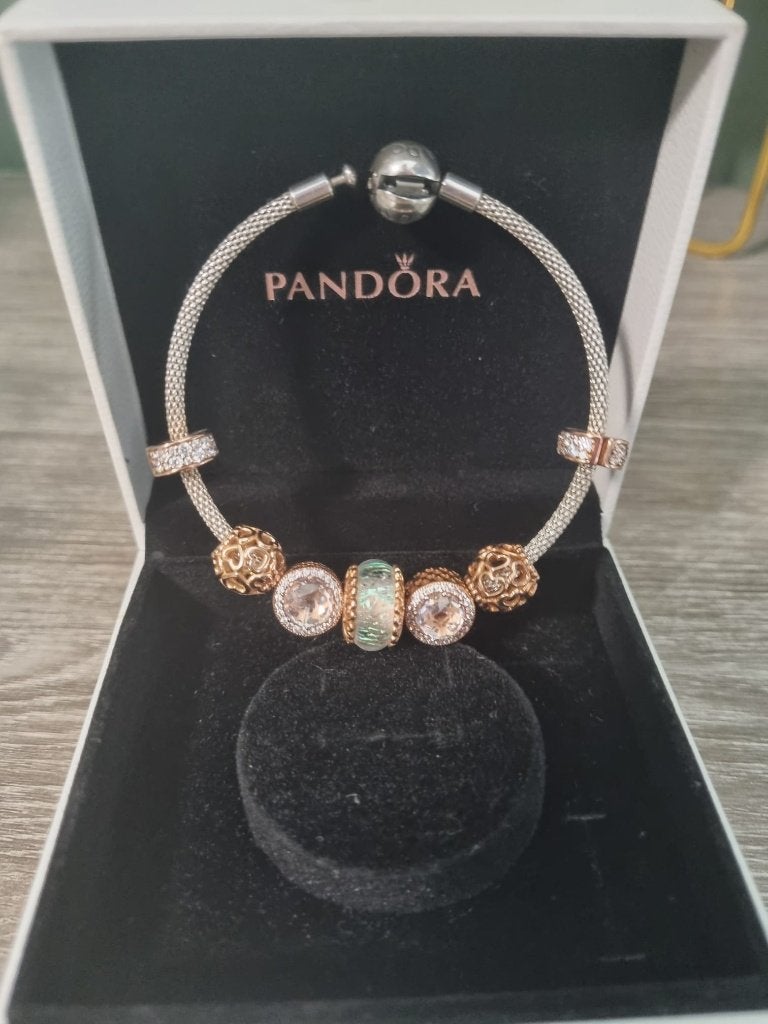 Pandora zilveren bangle met 6 roségouden bedels, Ophalen of Verzenden, Zo goed als nieuw, Met bedels of kralen, Zilver