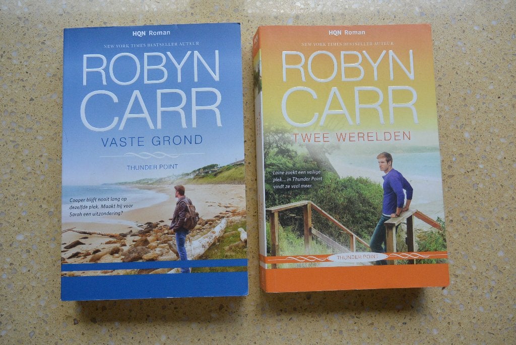 2x Robyn Carr Vaste grond + Twee werelden HQN Roman, Gelezen, Ophalen of Verzenden, Robyn Carr, Amerika