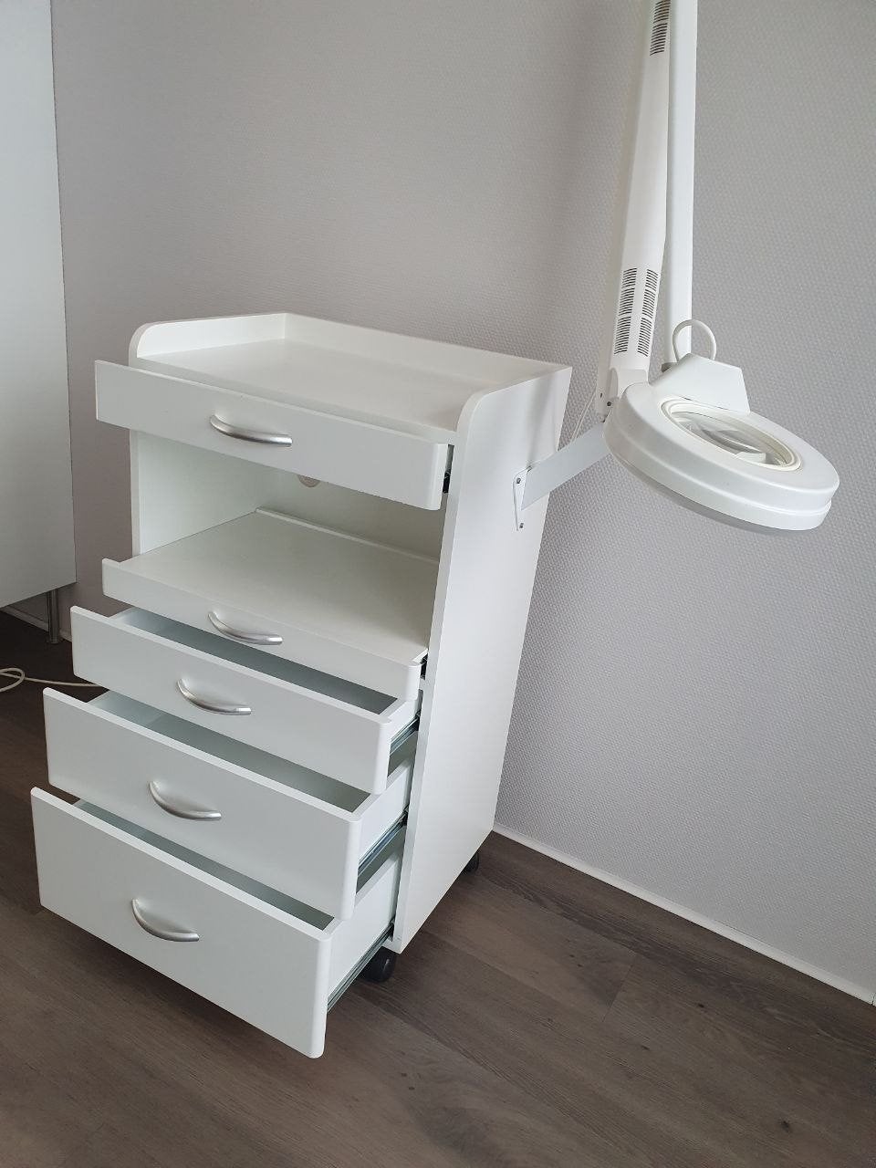 Pedicure meubel met loeplamp op wielen, Ophalen, Gebruikt
