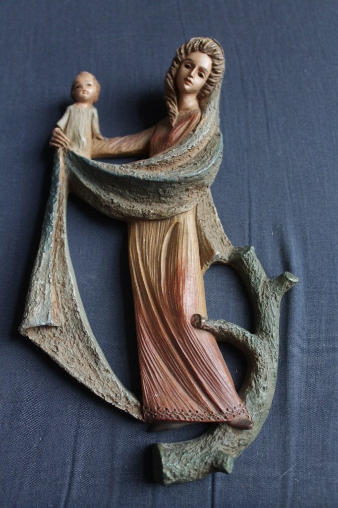 Wandbeeld Maria met kind - Midcentury kunststof polychroom, Verzamelen, Ophalen of Verzenden, Zo goed als nieuw, Beeld(je), Christendom | Katholiek