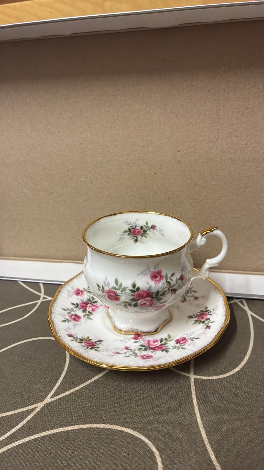 Elizabethan Staffordshire Rozen Thee Kop en Schotel, Verzenden