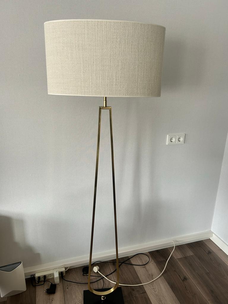 Moderne vloerlamp met stoffen kap en gouden frame, Ophalen, Zo goed als nieuw, Metaal, 150 tot 200 cm