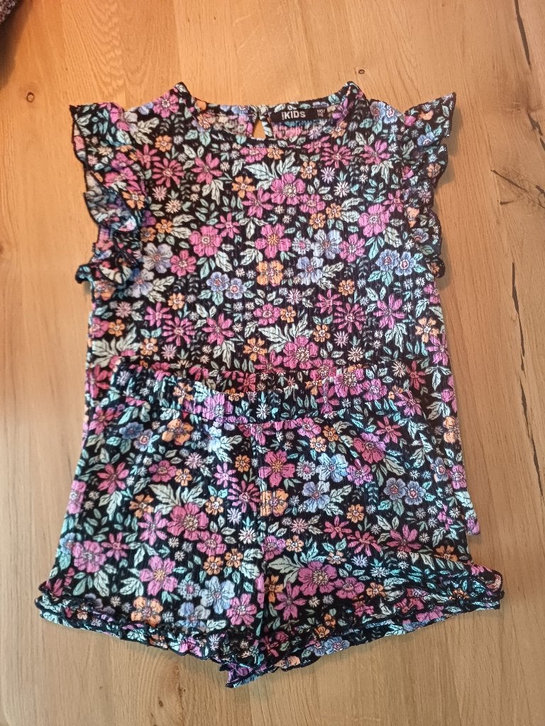 Mouwloze top en shorts, Kinderen en Baby's, Kinderkleding | Maat 110, Europe Kids, Meisje, Ophalen of Verzenden, Zo goed als nieuw